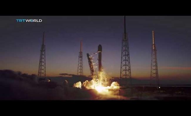 SpaceX to fly 2 private tourists around moon in 2018